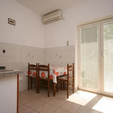 Pensionat And With Parking Space Mandre, Pag - 6309 Kolan
