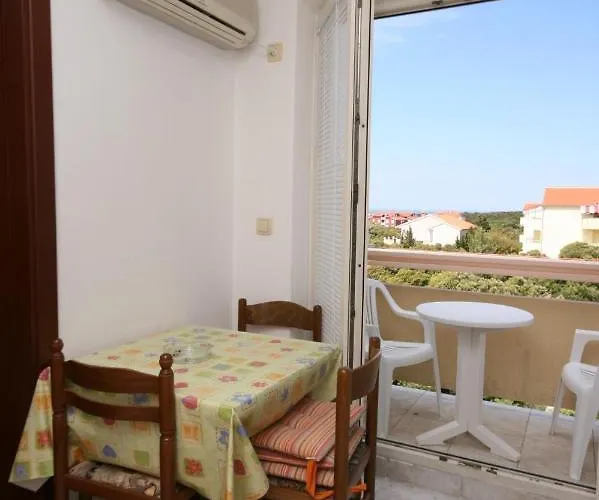 And With Parking Space Mandre, Pag - 6309 Gostinjska kuća Kolan